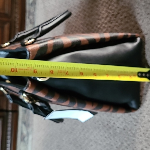 NINE WEST WOMEN'S BLACK AND SADDLE TAN PURSE - Picture 13 of 15